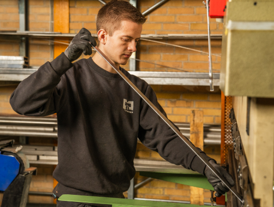 Specialister i industriservice. Bukning af plade i pladebukkeren