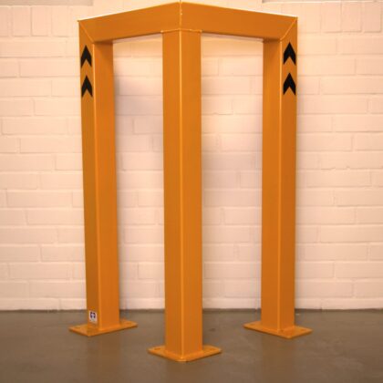 Hjørneværn i pulverlakeret sikkerhedsgul. 1 meter høj. Varenummer 4005